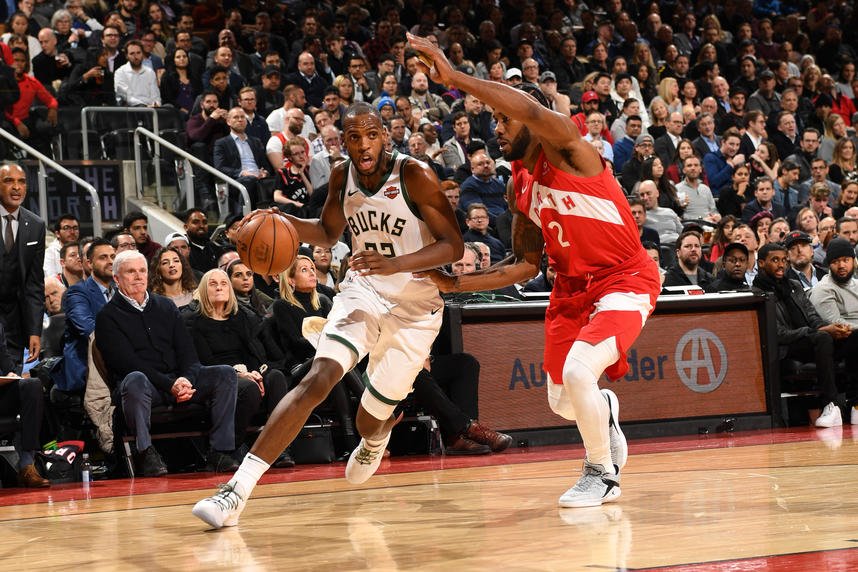 VIDEO: Súboj o líderskú pozíciu pre Milwaukee, 24-bodový LeBron James