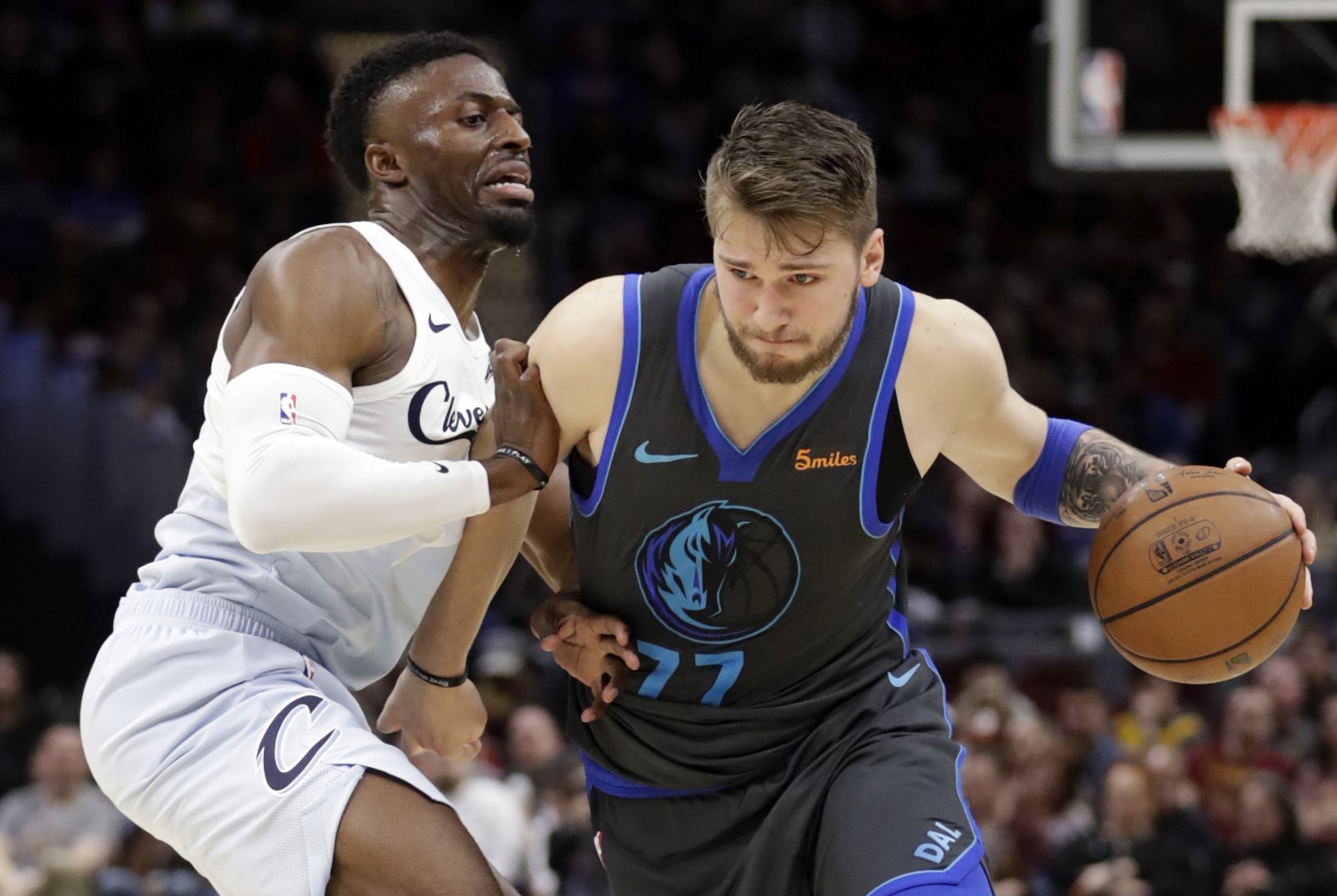 VIDEO: Skvelý Dončič žiaril v Clevelande, Harden predĺžil svoju sériu