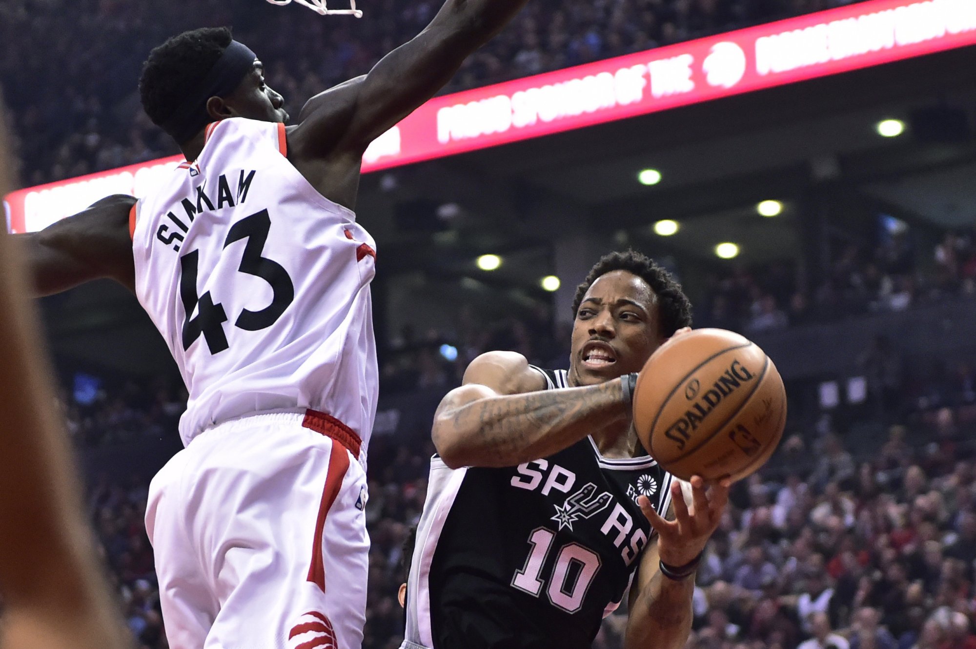 VIDEO: DeRozanov návrat do Toronta, drámu v Oklahome rozhodol George