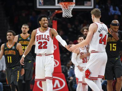 Štyri predĺženia, 14 dvojciferných strelcov a 329 bodov, v NBA sa hral šialený zápas