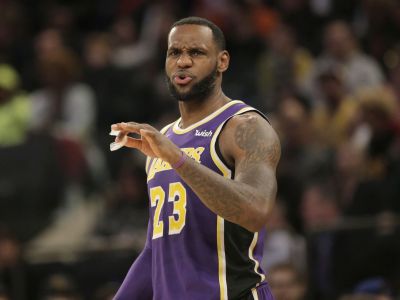 VIDEO: Potupa pre Jamesa. V poslednej akcii dostal blok od Hezonju a Lakers prehrali