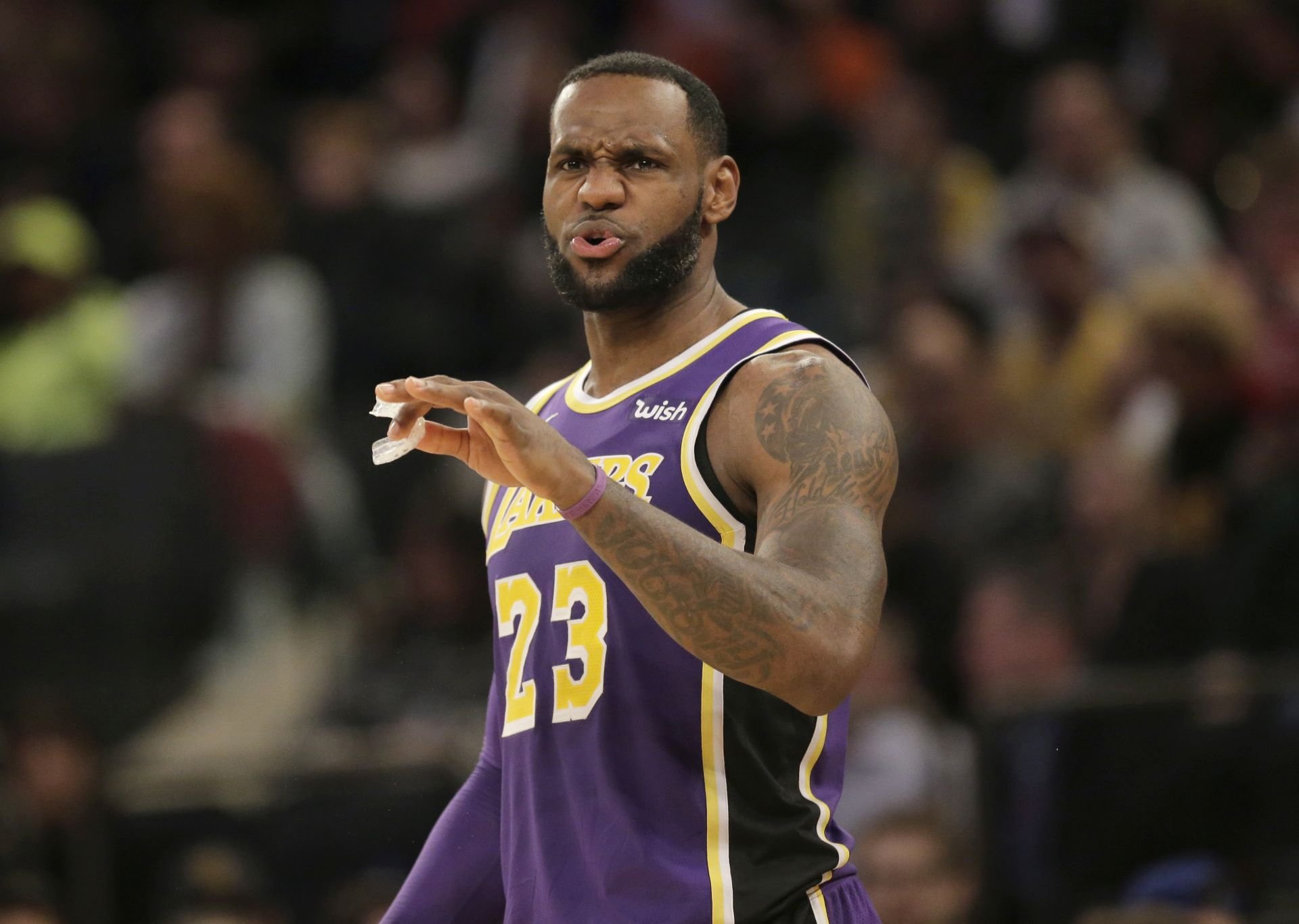VIDEO: Potupa pre Jamesa. V poslednej akcii dostal blok od Hezonju a Lakers prehrali