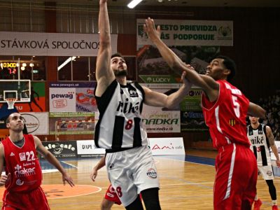 Takmer stopercentná streľba i parádny alley-oop. Körner pomohol Prievidzi stopnúť Komárno