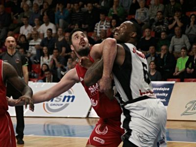 Timeout: V prvých zápasoch nevyhrali hostia ani jednu štvrtinu, celkovo prehrali o 106 bodov