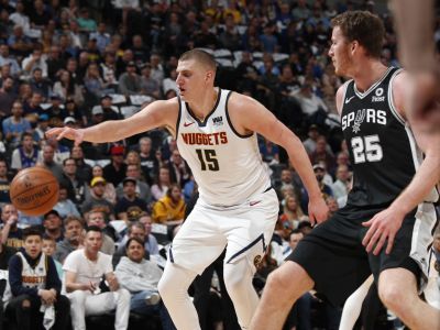 VIDEO: Skvelý Jokič potiahol Denver, Bucks zničili Detroit tímovým výkonom