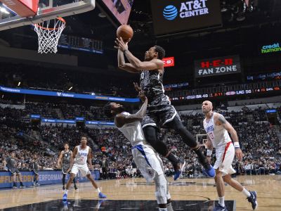VIDEO: 43 bodov Jokiča nestačilo, San Antonio si vynútilo siedmy duel
