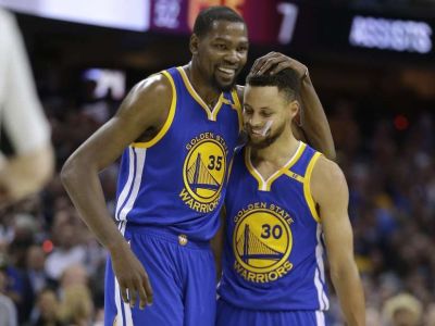 Šialený rekord! Šampióni z Golden State nastrieľali za štvrtinu 51 bodov