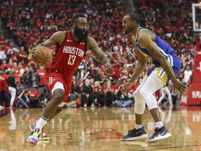 VIDEO: Harden premenil v závere kľúčové koše a Houston zdolal šampiónov