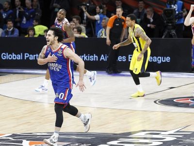 Tak ako on nehral ešte nikto. Famózny Larkin dostal Efes do finále, kde si zmeria sily s CSKA