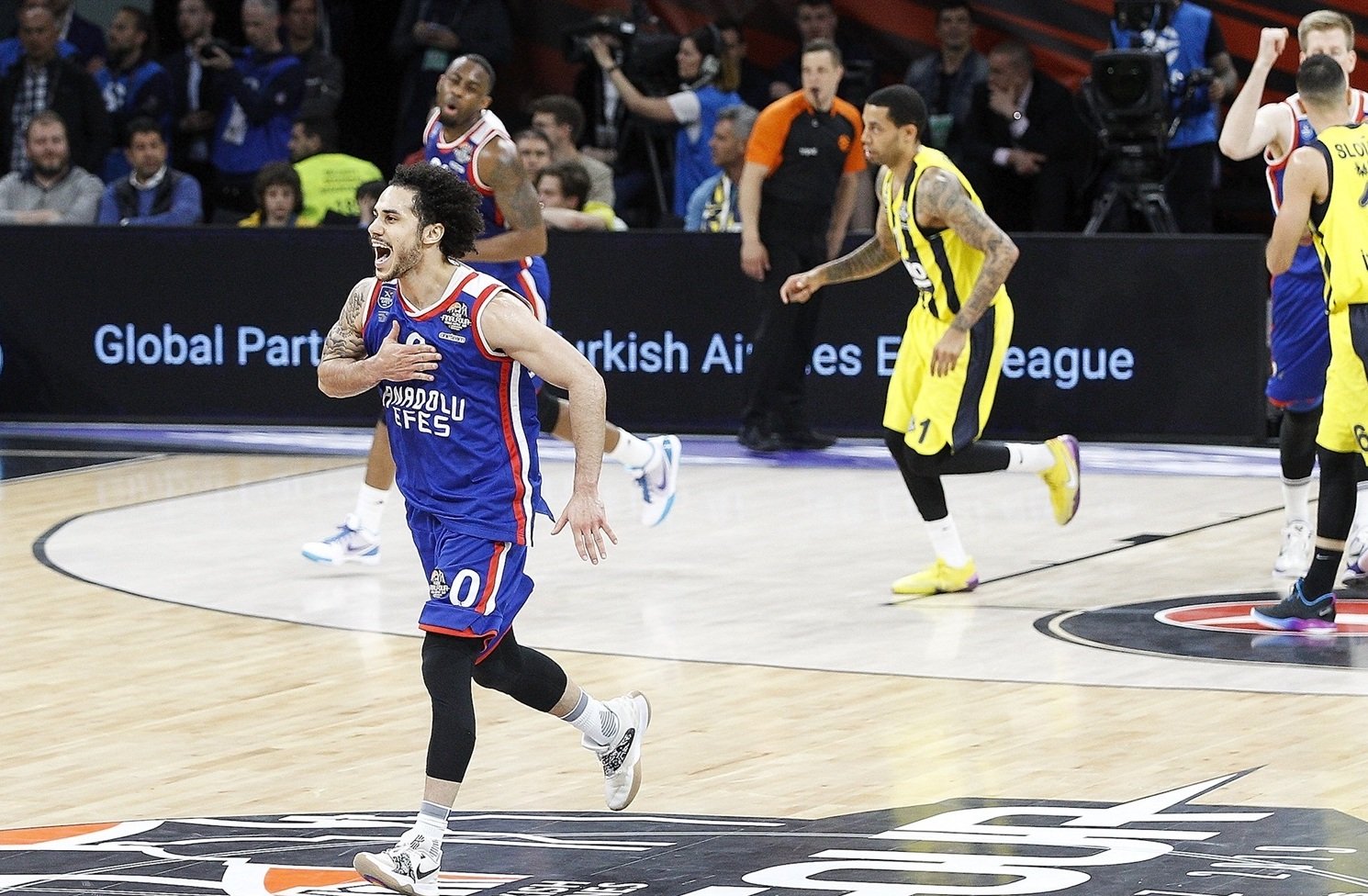 Tak ako on nehral ešte nikto. Famózny Larkin dostal Efes do finále, kde si zmeria sily s CSKA