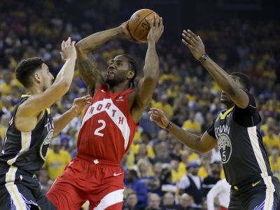 Toronto vygumovalo Warriors a je jednu výhru od zisku titulu