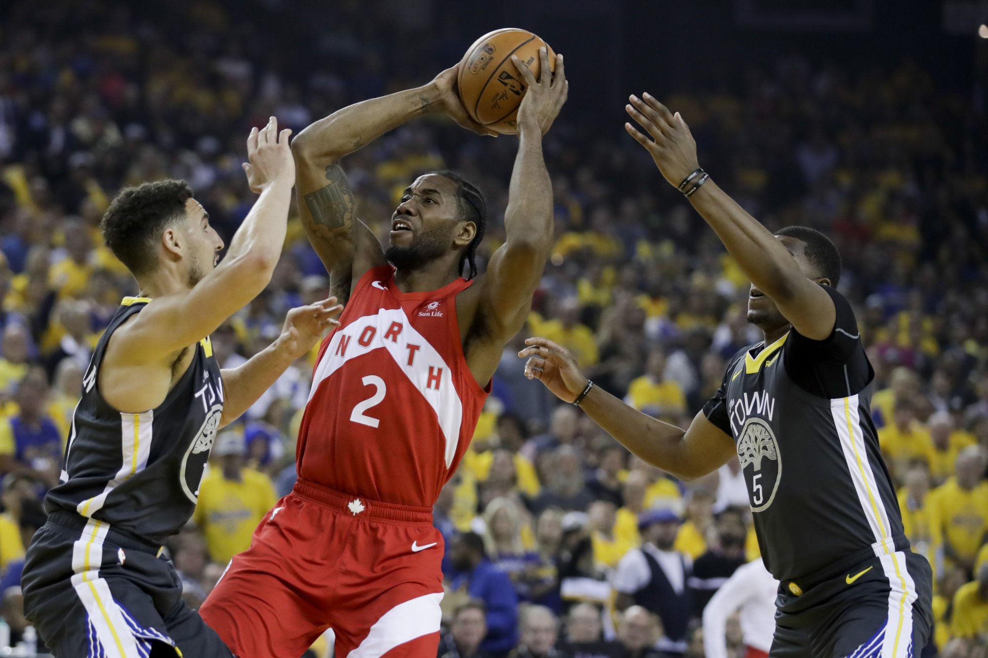 Toronto vygumovalo Warriors a je jednu výhru od zisku titulu