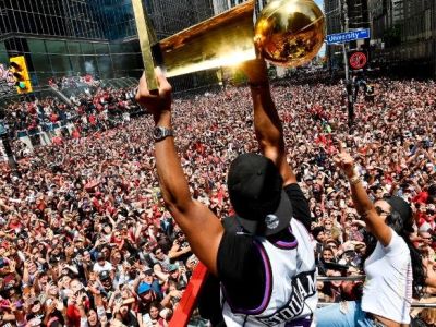 VIDEO: Oslavy titulu Toronta Raptors narušila streľba