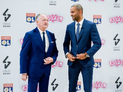 Legendárny Parker získal silného partnera. Basketbalistom budú pomáhať futbalisti