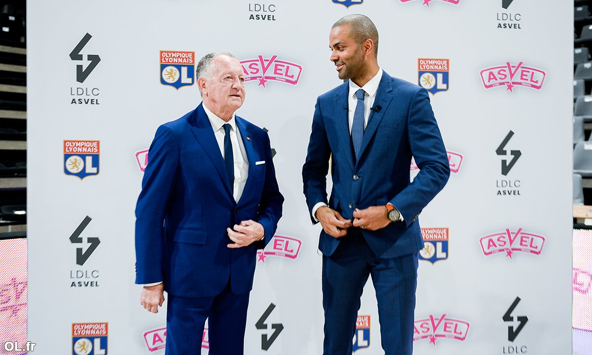 Legendárny Parker získal silného partnera. Basketbalistom budú pomáhať futbalisti