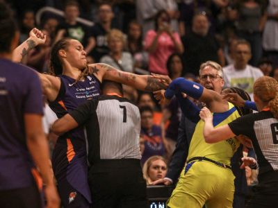 VIDEO: Pri bitke naháňala súperku po palubovke, teraz sa hnevá, že jej berie ženská NBA plat na pokutách