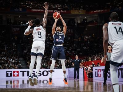 Skvelí Česi majú na dosah štvrťfinále, Francúzi tesne zdolali Litvu, USA nedalo šancu Grécku