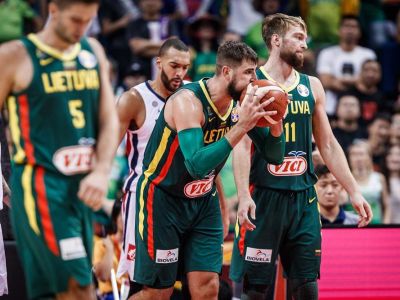 Američania sa takmer pobili s Grékmi, Litvu obrali o šancu na postup rozhodcovia