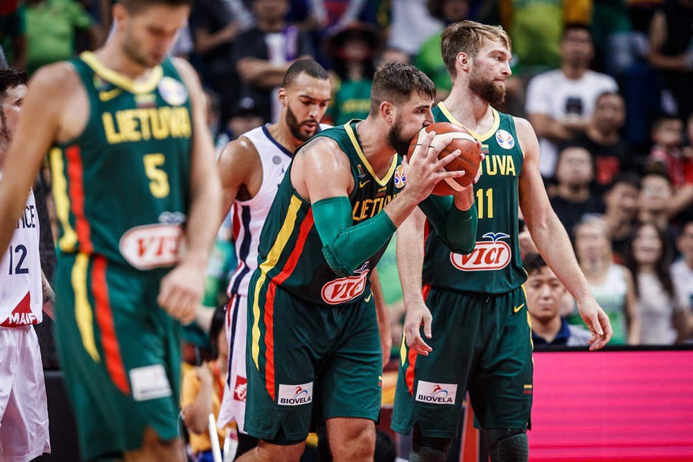 Američania sa takmer pobili s Grékmi, Litvu obrali o šancu na postup rozhodcovia