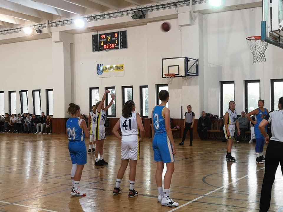 Staršie žiačky začali svoju súťaž, po dvoch kolách vedú na západe Trnavčanky a na východe Popradčanky