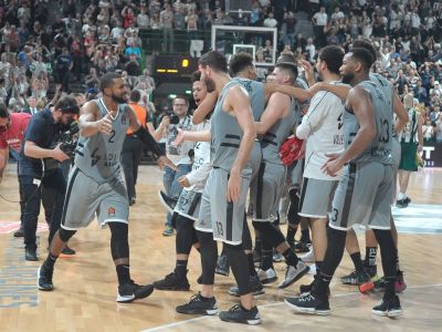 Najprv Olympiakos, potom Panathinaikos. Tím Tonyho Parkera začal dvomi veľkými výhrami