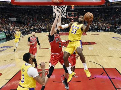VIDEO: Nestarnúci kráľ. James zaznamenal tretí triple-double za sebou, skolil Chicago
