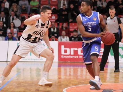 Caffey je v Lučenci motivovaný a patrí k streleckej špičke. K basketbalu ho priviedol brat