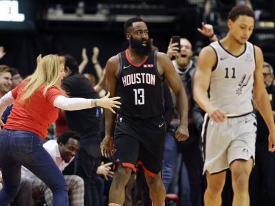 VIDEO: Hardenová 47-bodová smršť, Antetokounmpo s tretím triple-double v sezóne
