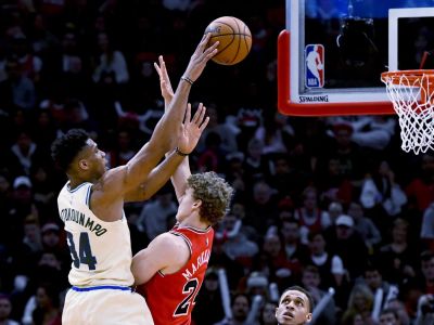 Bucks majú ako prví 30. výhru, Giannis sa vrátil s 23 bodmi