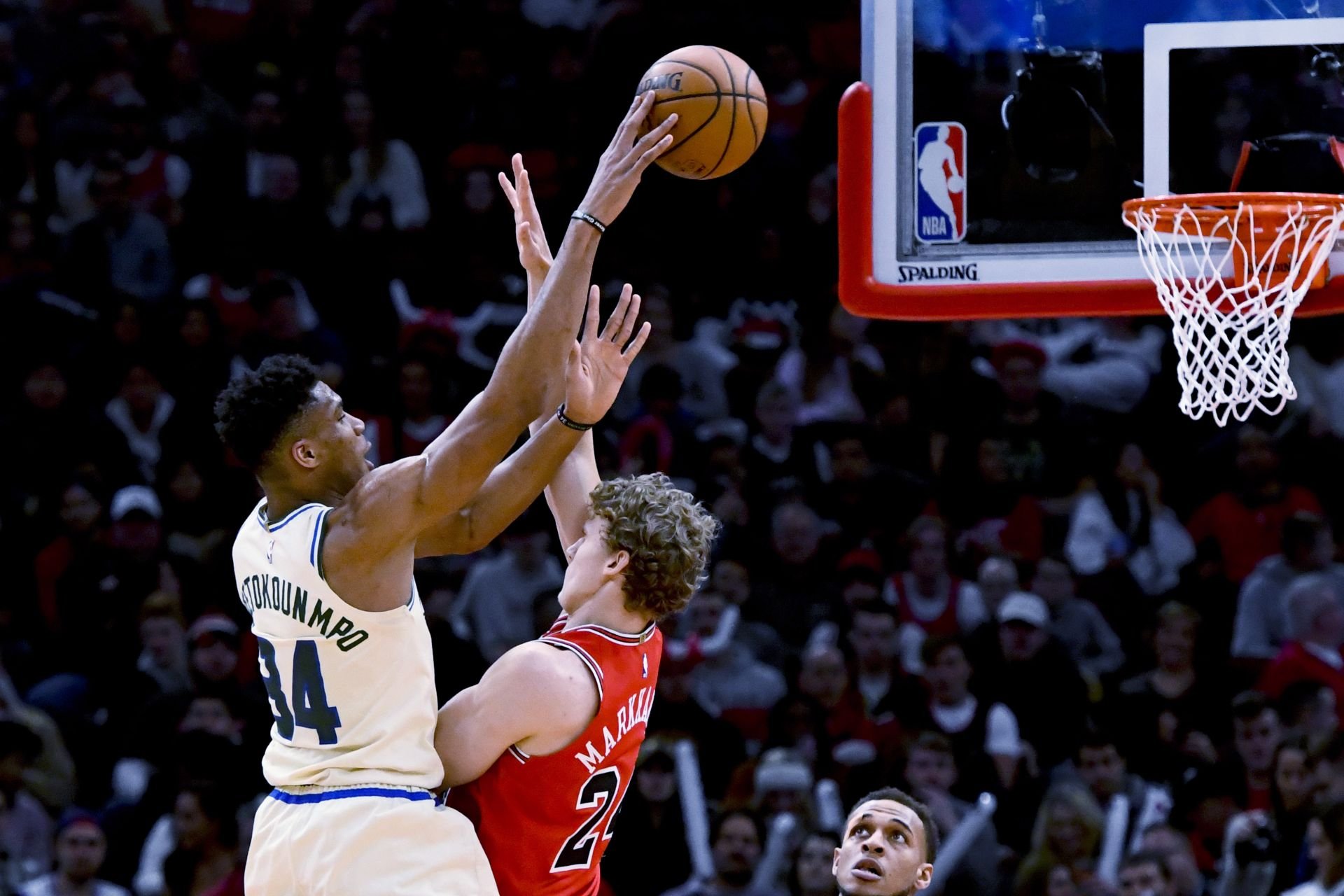Bucks majú ako prví 30. výhru, Giannis sa vrátil s 23 bodmi