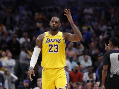 VIDEO: Lakers vyhrali v Dallase, James a Dončič s triple-double