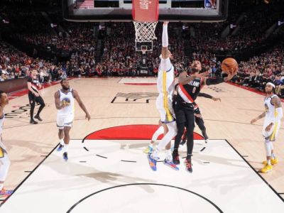 VIDEO: Lakers utrpeli najťažšiu prehru od Bostonu za 50 rokov, Portland potiahol 61-bodový Lillard