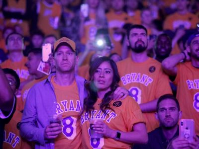 VIDEO: Lakers si uctili Bryanta a potom sledovali super výkon Lillarda