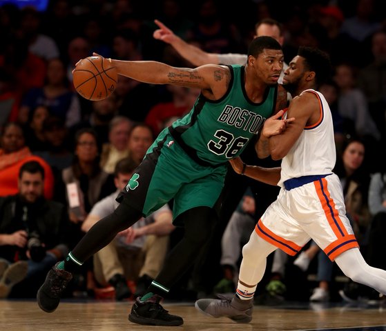 Koronavírus potvrdili u Smarta z Bostonu, pozitívnych majú Sixers i Lakers