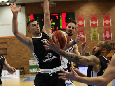 Česká liga zatiaľ nekončí, Lošonský ostáva v krajine, nemusí do karantény