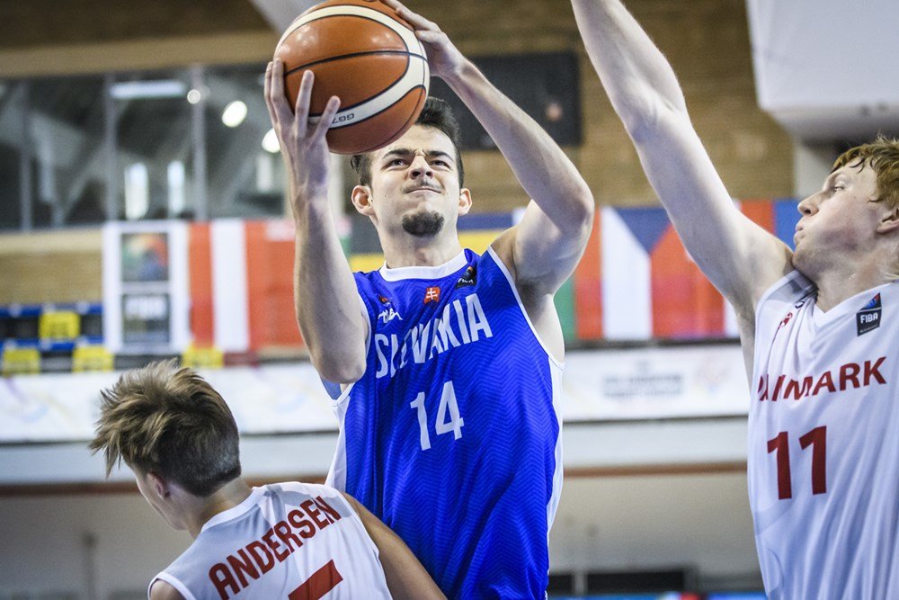 Lídra osemnástky štvú okrem vlastných výkonov aj krátkozraké rozhodnutia funkcionárov