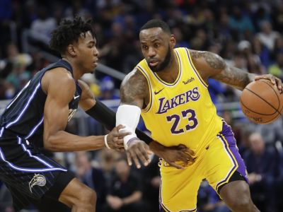 VIDEO: Lakers naďalej víťazné, prekvapujúca prehra Philadelphie