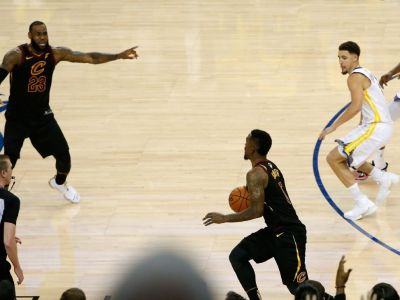 Dokopal vandala, teraz má pomôcť LeBronovi Jamesovi k titulu