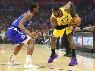 Lakers síce vedú NBA, ale tromfy v rukách má ich rival