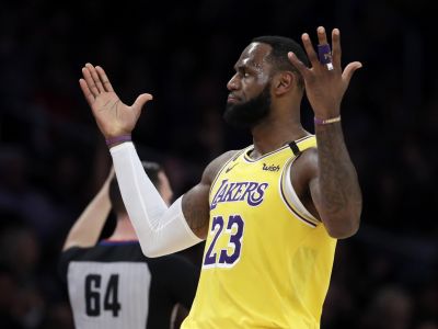 VIDEO: James úspešnejší v premiérovom dueli proti Williamsonovi, Bucks sa tešili v Toronte