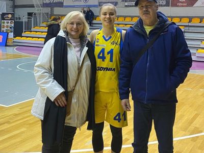 Bálintová získala svoj prvý titul ako šesťročná. Mládežnícke turnaje prežívala celá rodina