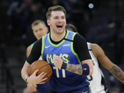 Teší sa aj Dončič. Mavericks prehrali, ale i tak postúpili do play-off