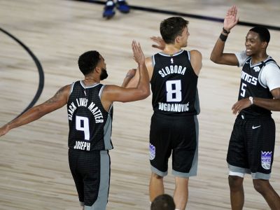 Lillard predviedol trojkový koncert, Kings nasúkali 140 bodov