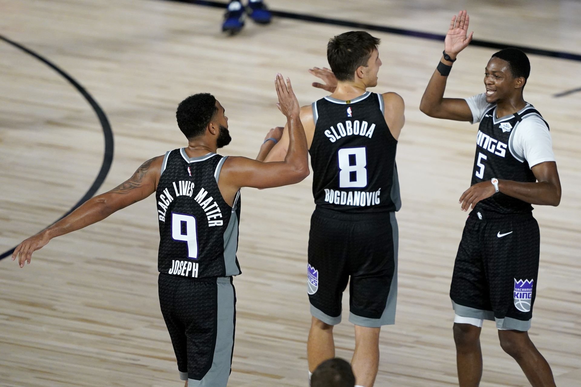 Lillard predviedol trojkový koncert, Kings nasúkali 140 bodov