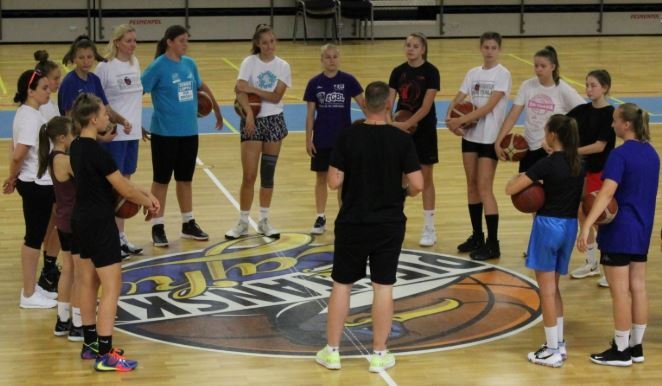 Dievčenská reprezentácia U15 sa zišla na kempe v Piešťanoch