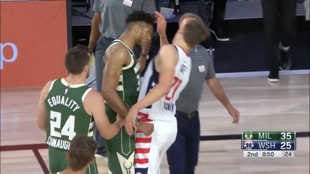 VIDEO: Zidanovská hlavička? Antetokounmpovi praskli nervy
