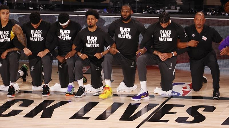 Nielen hráči NBA protestovali proti násilu polície