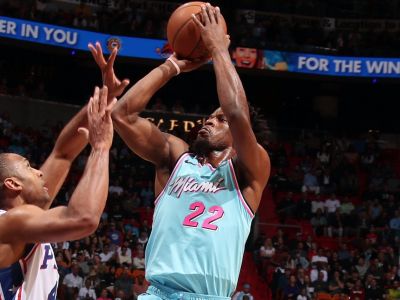 VIDEO: Butler zatienil Janisa a Miami sa ujalo vedenia v sérii