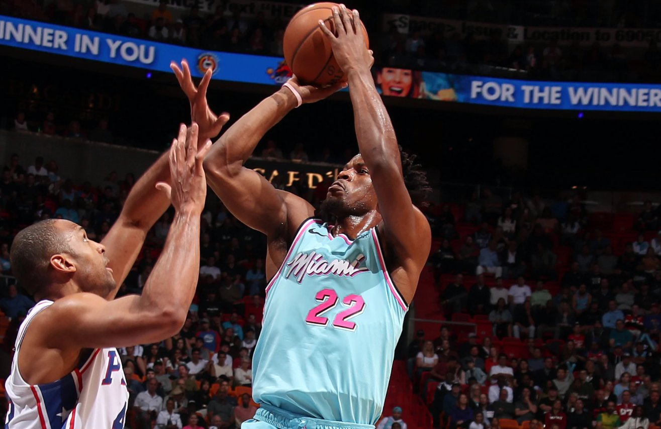 VIDEO: Butler zatienil Janisa a Miami sa ujalo vedenia v sérii