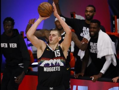 VIDEO: Nuggets zastavili Leonarda a majú výhru, sériu vyrovnali aj obhajcovia titulu